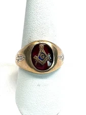 MEN'S YELLOW GOLD AND LAB-CREATED RUBY MASONIC SIGNET RING SIZE 10.5