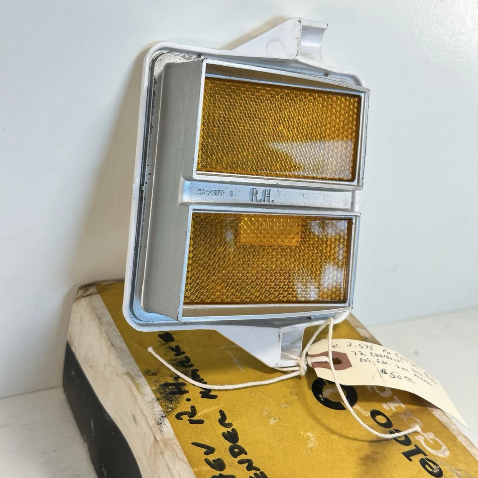 Vintage New OEM GM 911734 Side Marker Lamp Assembly Fits 72 Chevy Passenger RH - Image 4 of 4