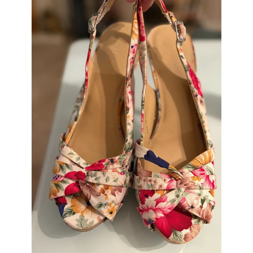 Tacones de corcho Forever 21 de lona florales con plataforma peep toe talla 9 Foto 4 de 4