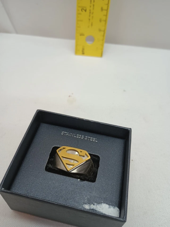 Anillo DC Comics Acero Inoxidable - Color Oro Amarillo Logo Superman Talla 10 en Caja Foto 2 de 4