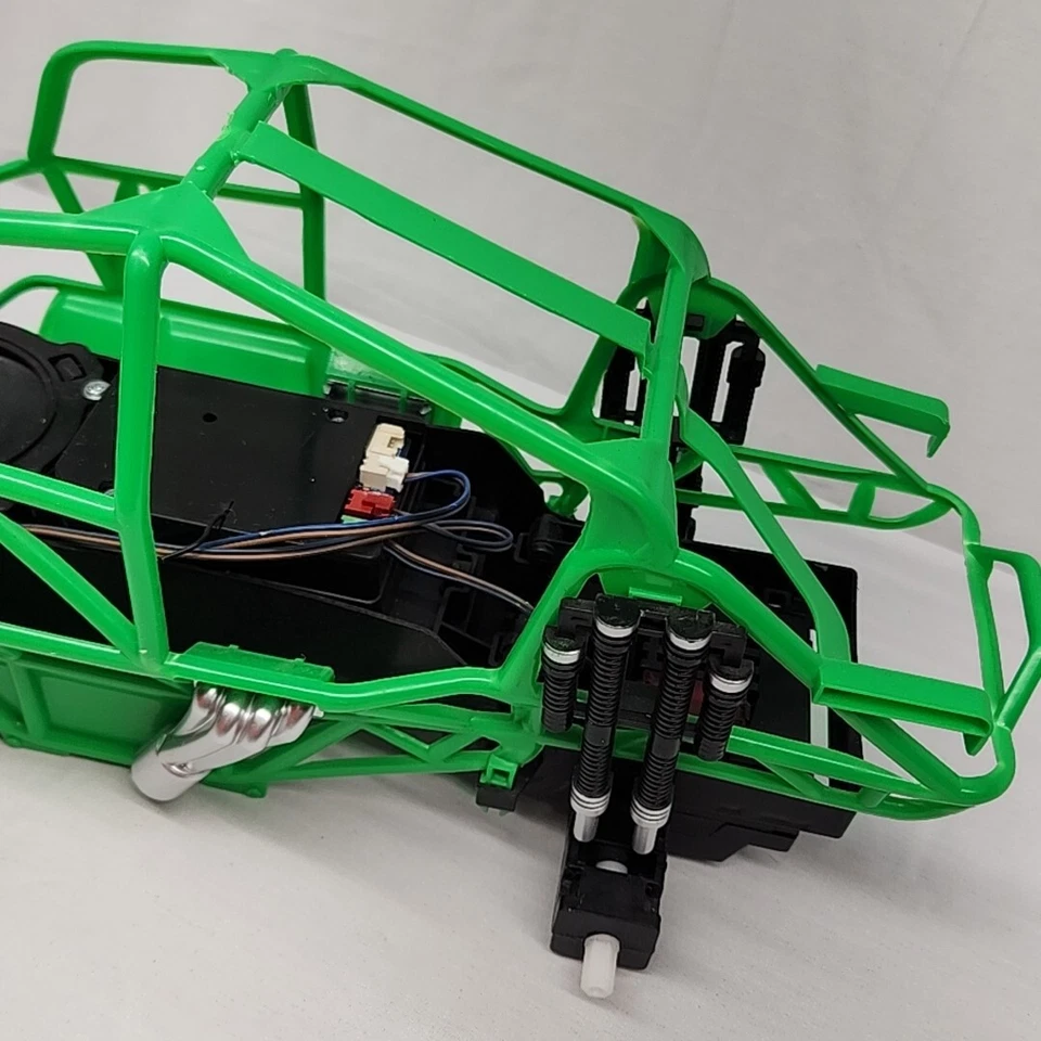 Grave Digger RC 1:15 Body Frame Axle Motor Battery Pack Speaker Only Green - Image 3 of 4