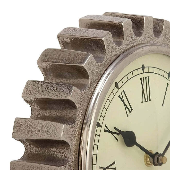 Reloj de mesa con movimiento de cuarzo engranaje industrial de aluminio plateado Foto 4 de 4