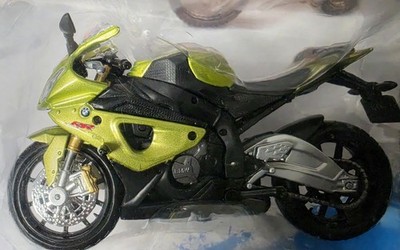 Maisto 2 Wheelers BMW S 1000 RR 1:18 Diecast Motorcycle Green Black With Stand