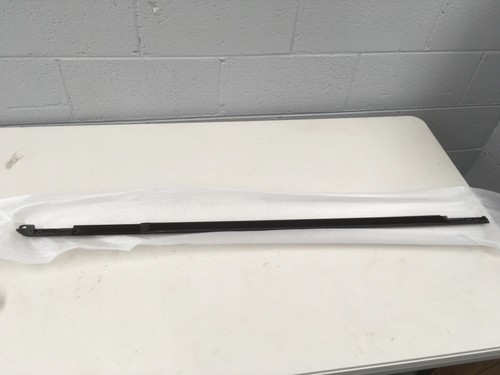 Brand New Range Rover Vogue Lower LH Front Door To Window Moulding LR034034 - Bild 2 von 7