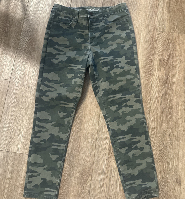 Universal Thread Women's Camo Pants  10/30 High Rise Skinny Crop Camouflage
