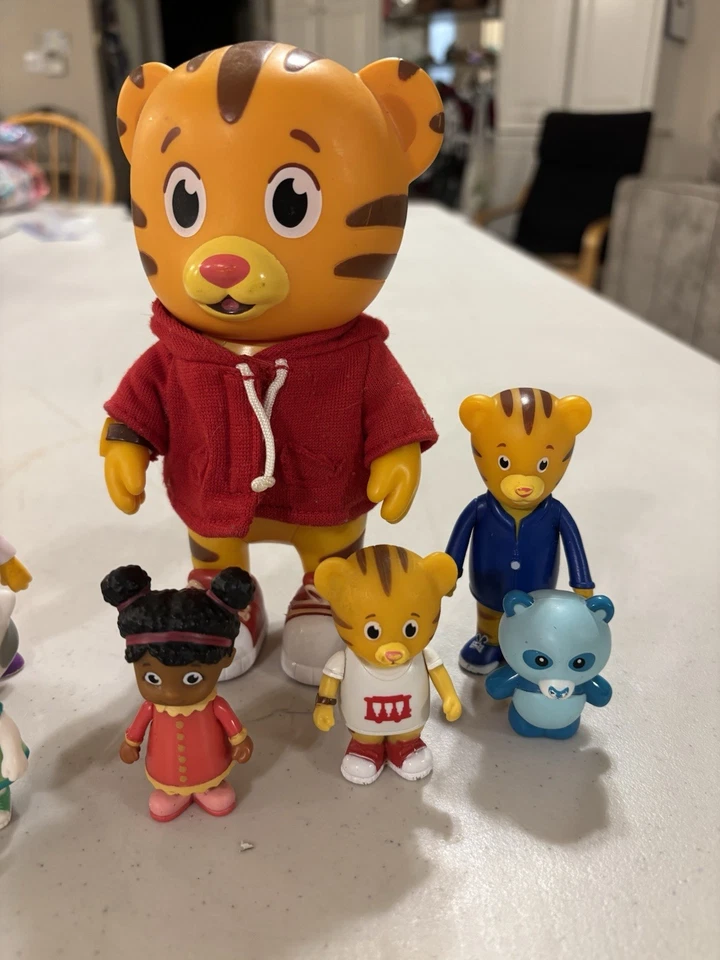 Lote De 10 Figuras De Familia, Amigos Y Mascotas Barrio Daniel Tigers Foto 2 de 4