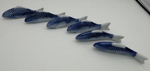 Set 6 coltelli bacchetta vintage porcellana Koi pesce carpa poggia blu bianco Giappone - Foto 1 di 11