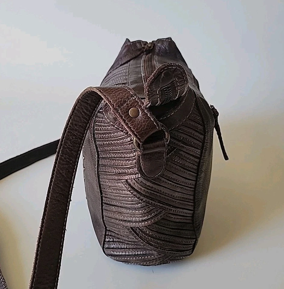 Bolso Bandolera Biba McBee Cuero Holgado Marrón Chocolate Tejido Tachonado Western Foto 3 de 4