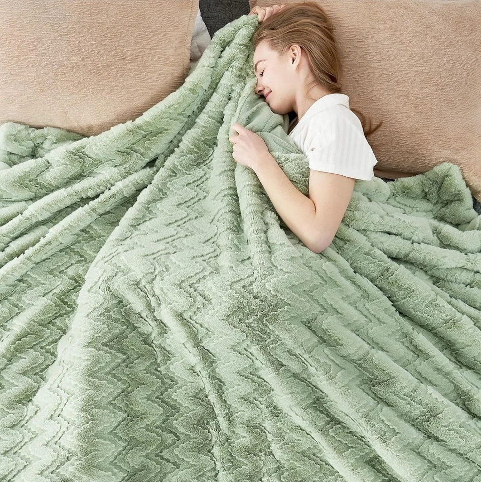 Faux Fur Throw Blanket Couch 4D Zigzag Ultra Soft Fuzzy Plush Cozy Throw Green - Image 3 of 4