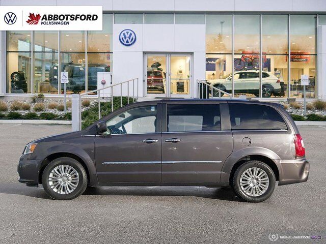2015 Chrysler Town & Country Premium | Third Row Seats in Cars & Trucks in Abbotsford - Image 4
