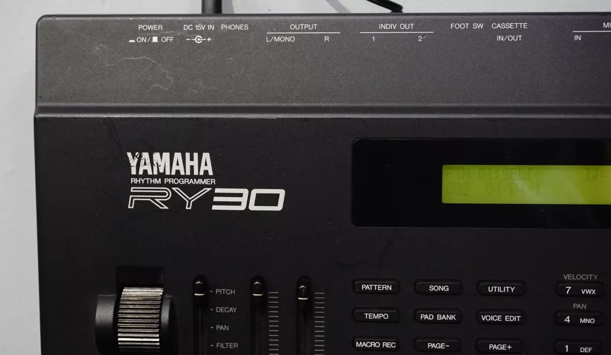 Yamaha RY30 90s Polyphonic Programmable Digital Drum Machine W MIDI Sequencer