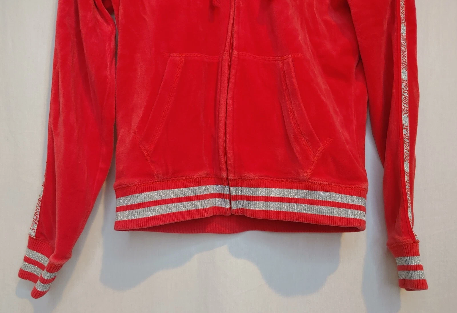 UNDERCOVER Felpa con cappuccio e zip intera Victorias Secret rosa donna rosso velluto paillettes scritta XS