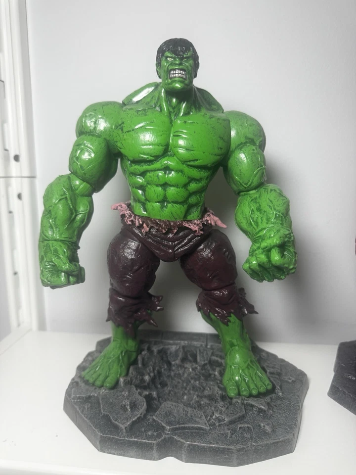 Marvel Diamond Select Set Of 2 Figures Green+ Red Hulk 10” Complete with bases - Image 2 of 3