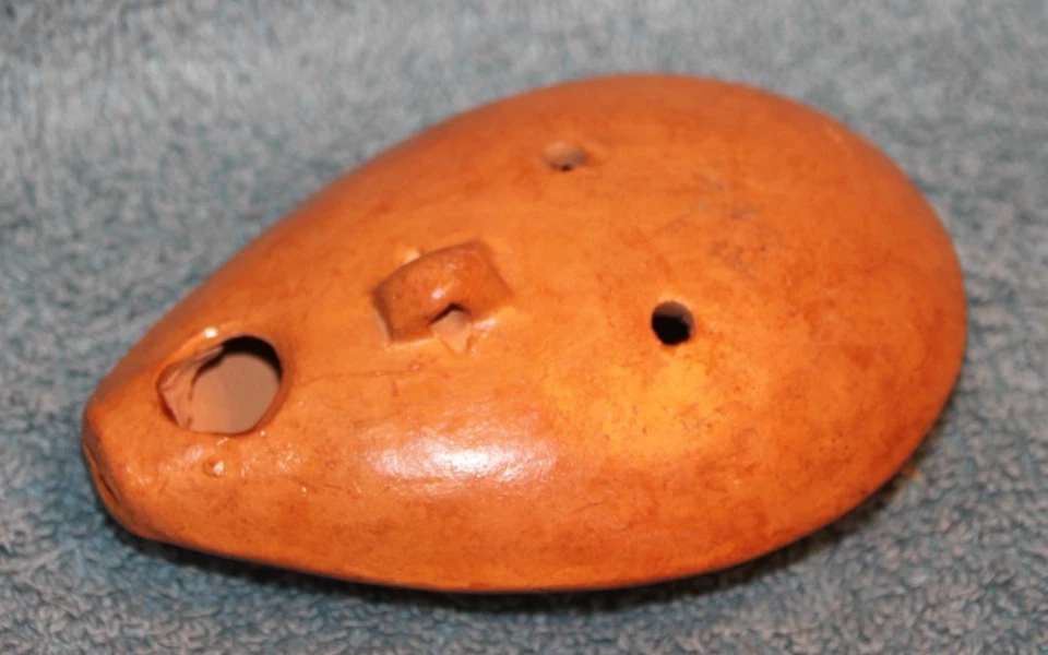 Instrumento flauta ocarina vintage de arcilla geométrica pintada a mano 8 agujeros Foto 3 de 4