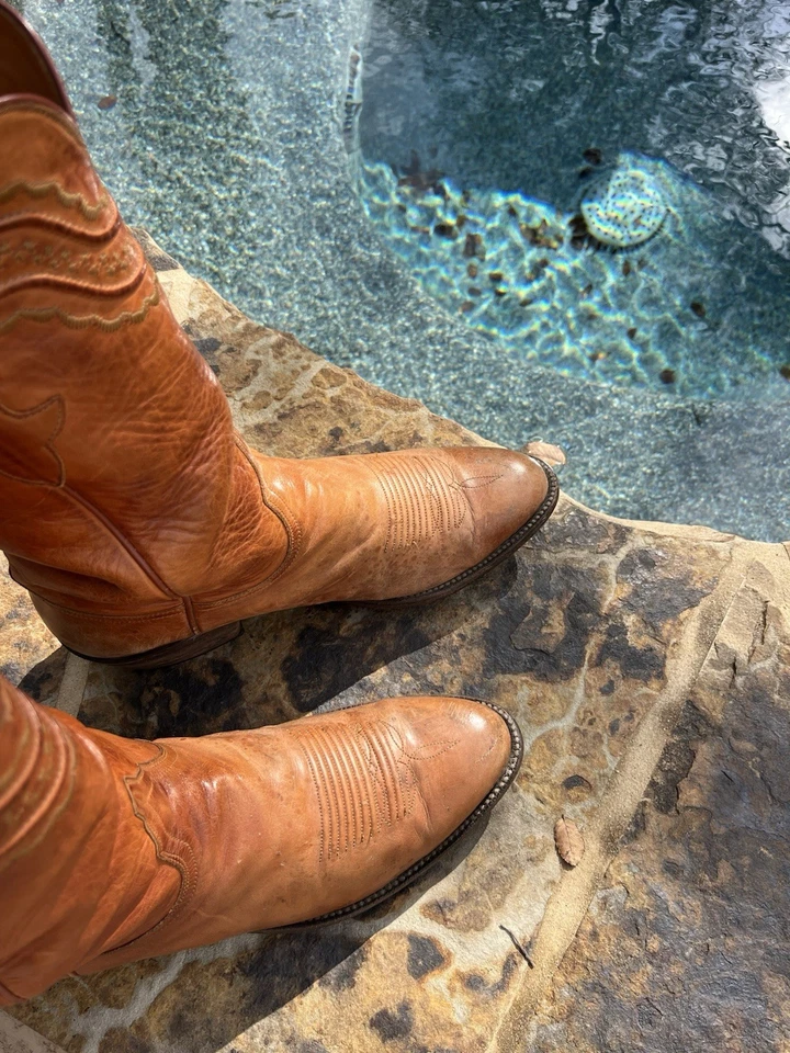 Lucchese Classics Devin 9.5 EE. Gorgeous natural patina.  L1597, 6 toe 4 heel.  - Image 2 of 4