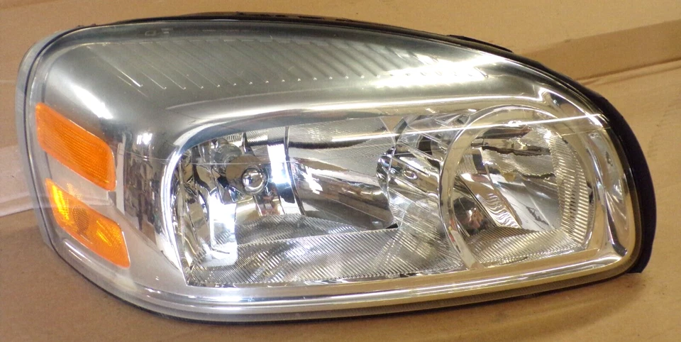 2005 saturn relay headlight ( passenger ) 2005-2007 uplander montana - Image 2 of 4
