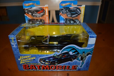 JOHNNY LIGHTNING BATMOBILE DIE-CAST MODEL KIT + 2 FREE BATMOBILE HOT WHEELS 