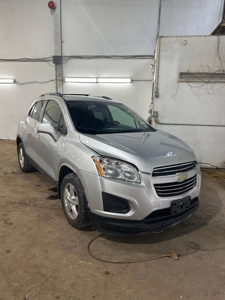 Used Rear Bumper Assembly Rear fits: 2015 Chevrolet Trax w/silver fascia insert - Imagem 4 de 4