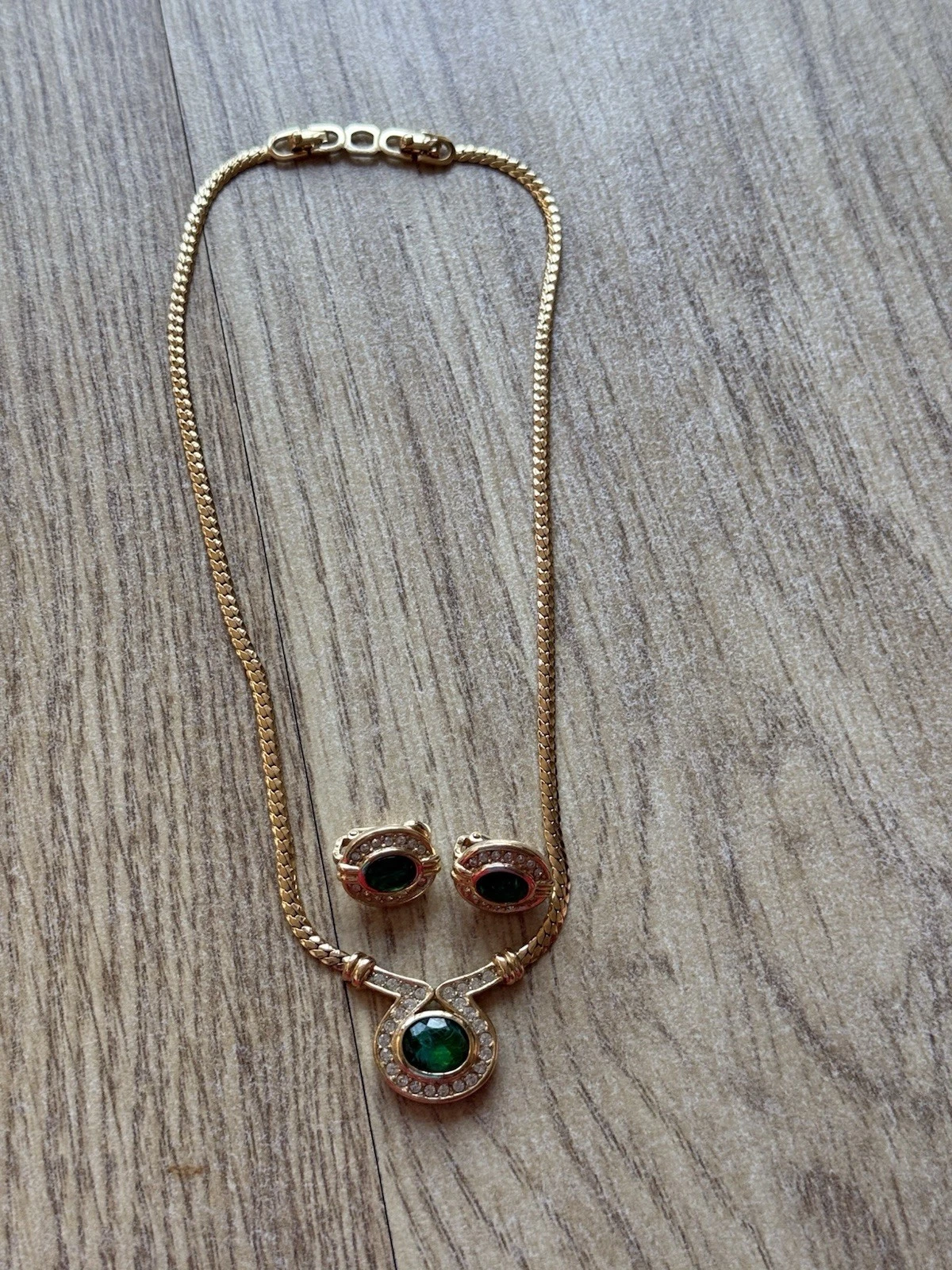Ensemble collier et boucle d'oreille vintage Dior plaqué or avec cristaux couleur émeraude