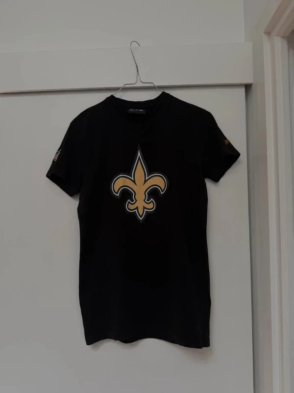 T-shirt à manches courtes noir fleur de lys NFL marque New Era homme - Photo 1/4