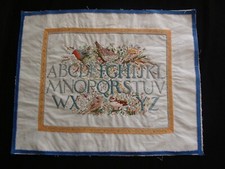 Tableau d’un abécédaire en broderie aux oiseaux fin 20ème