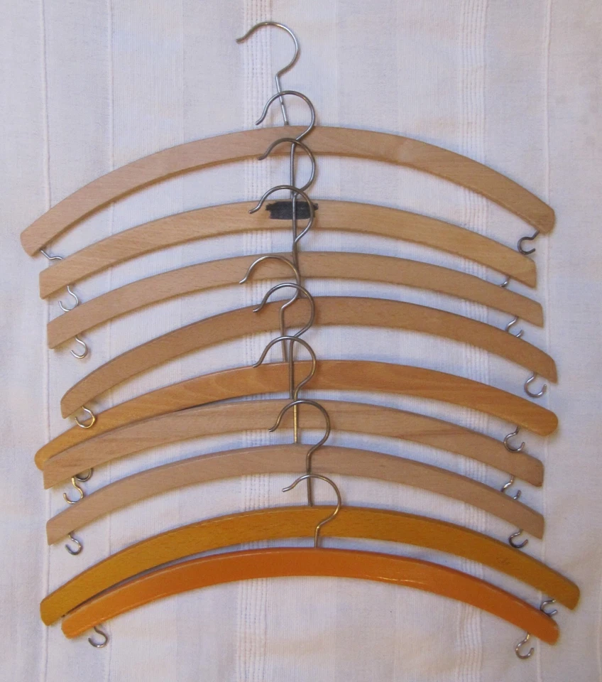 9 "alte" Kleiderbügel aus Holz für Blusen, Hemden oder Röcke