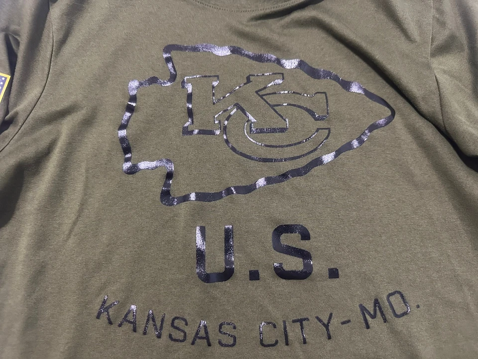 Camiseta Kansas City Chiefs Salute to Service (2022) [Mediana Juvenil] Gran Forma Foto 3 de 4