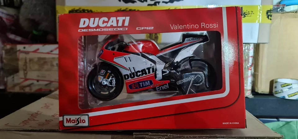 Minichamps 122110046 DUCATI DESMOSEDICI VALENTINO ROSSI MOTOGP 2012 model 1:10 - Image 2 of 4