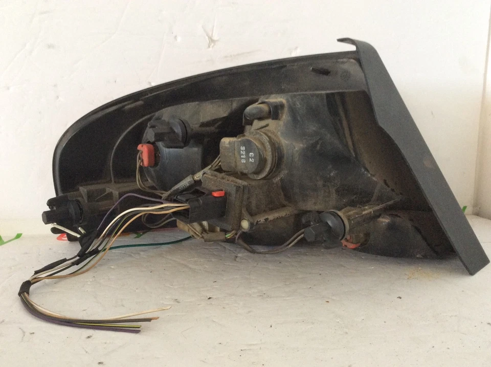 Dodge Stratus Chrysler Sebring 2001-2006 luz trasera pasajero derecho sedán de 4 puertas encendido Foto 2 de 2
