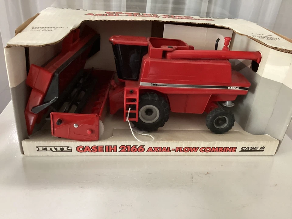 1995 ERTL CASE IH 2166 AXIAL-FLOW COMBINE W/ GRAIN & CORN HEADS, 1:32 NIB USA - Image 2 of 4