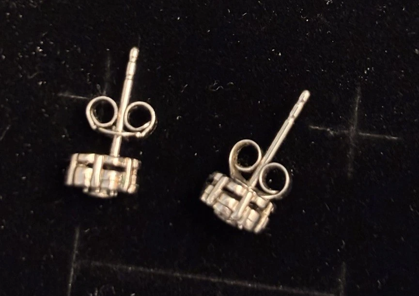 Pendientes con racimo de diamantes 1/10 ct dos corte redondo plata Kay Jewelers Foto 4 de 4