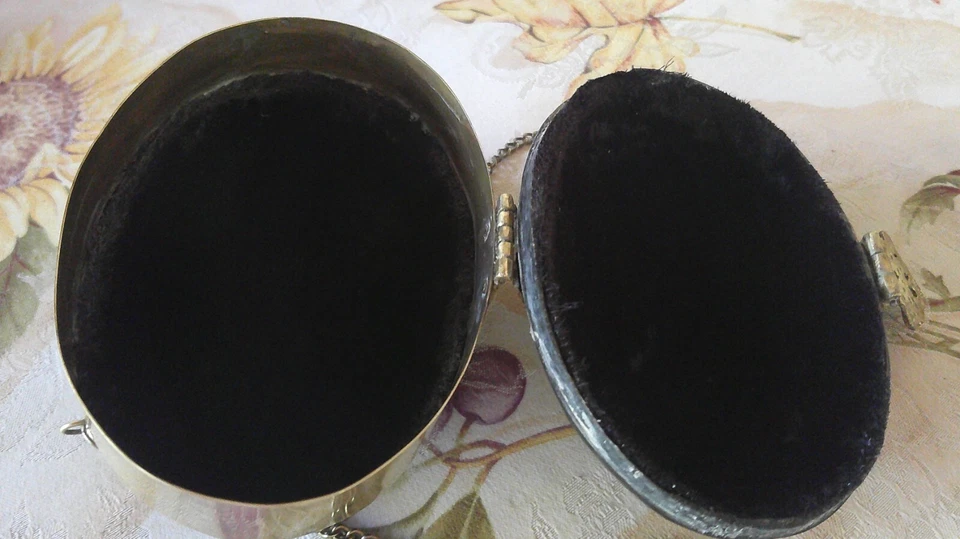 Bolsa tiracolo vintage 1920–30 preta de latão com capa dura forrada de veludo - Imagem 3 de 4