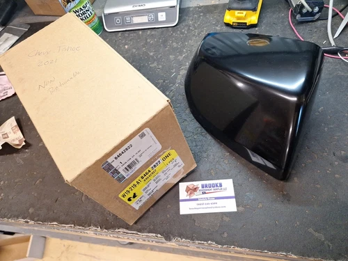 GM 84642822 2021-23 yukon Eacalade Suburban Tahoe Right Side Mirror Cover Black