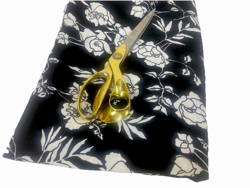 AUSVERKAUF 2m Viskose schwarz weiß Blumen Designer Schneiderei Stoff * Portofrei *