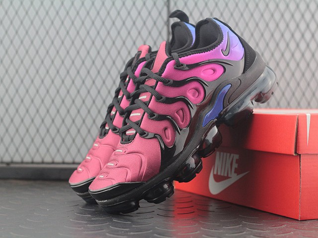 nike air vapormax plus women's hyper violet