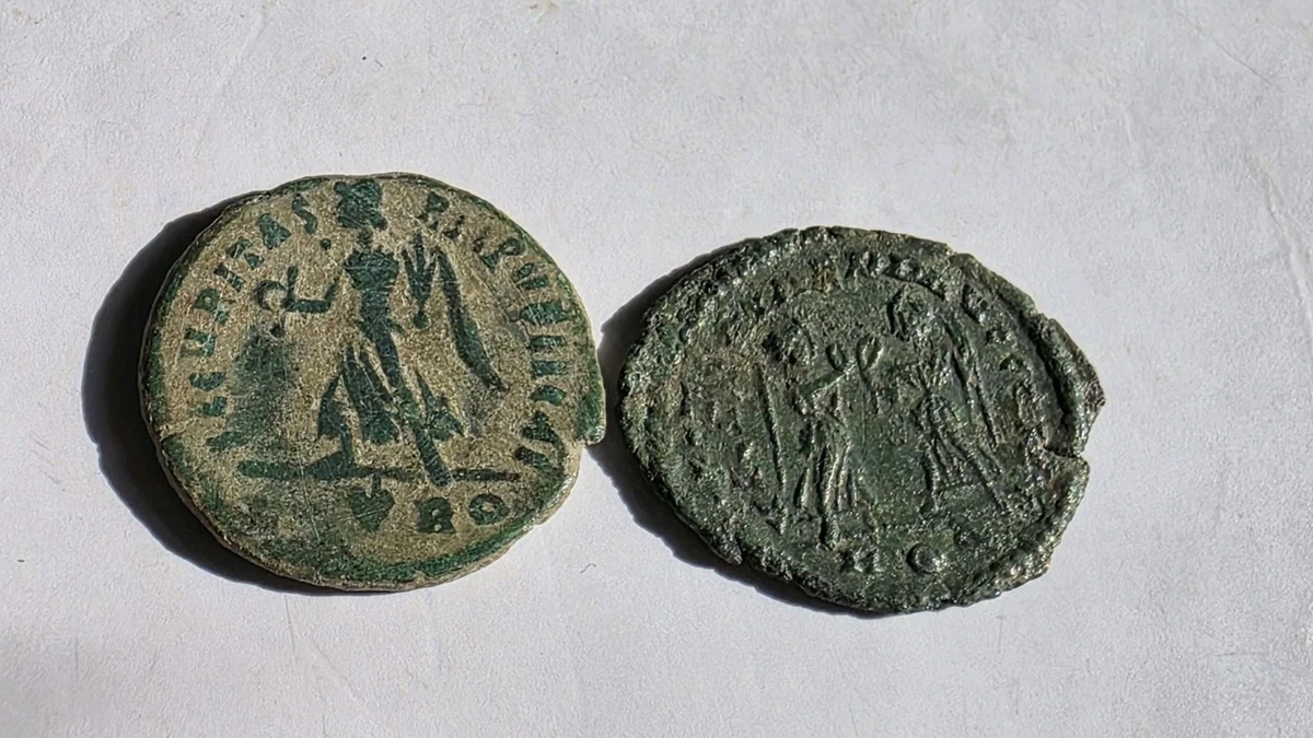Dos Monedas Del Imperio Romano Bajos Imperio.pesan 2.04 Y 1.04.F4
