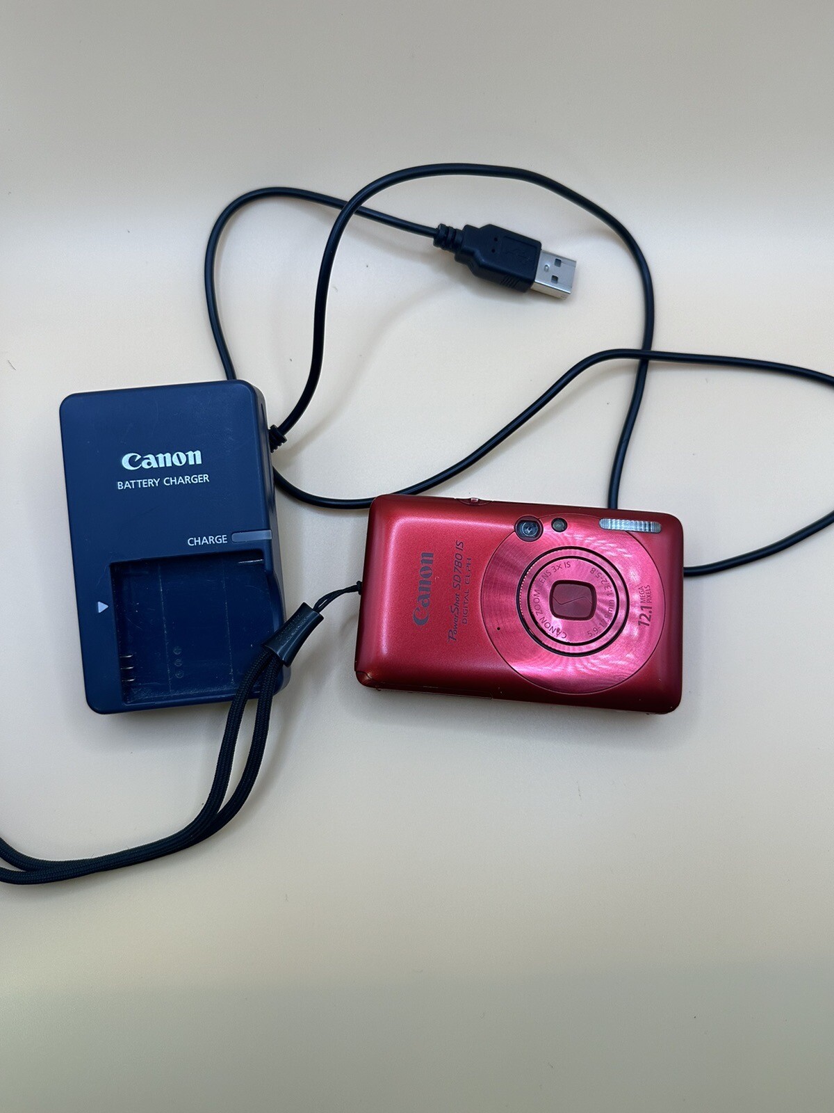 Canon PowerShot SD780 IS 12.1MP Digital ELPH Camera Red Works perfect