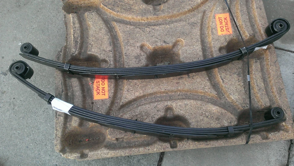 Par de resortes de hoja elevados delanteros F945S 22410 4" 99-04 Ford F250/F350 con bujes Foto 4 de 4