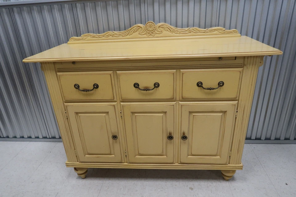 Gabinete buffet Nichols & Stone Country envejecido antiguo acabado amarillo Foto 3 de 4