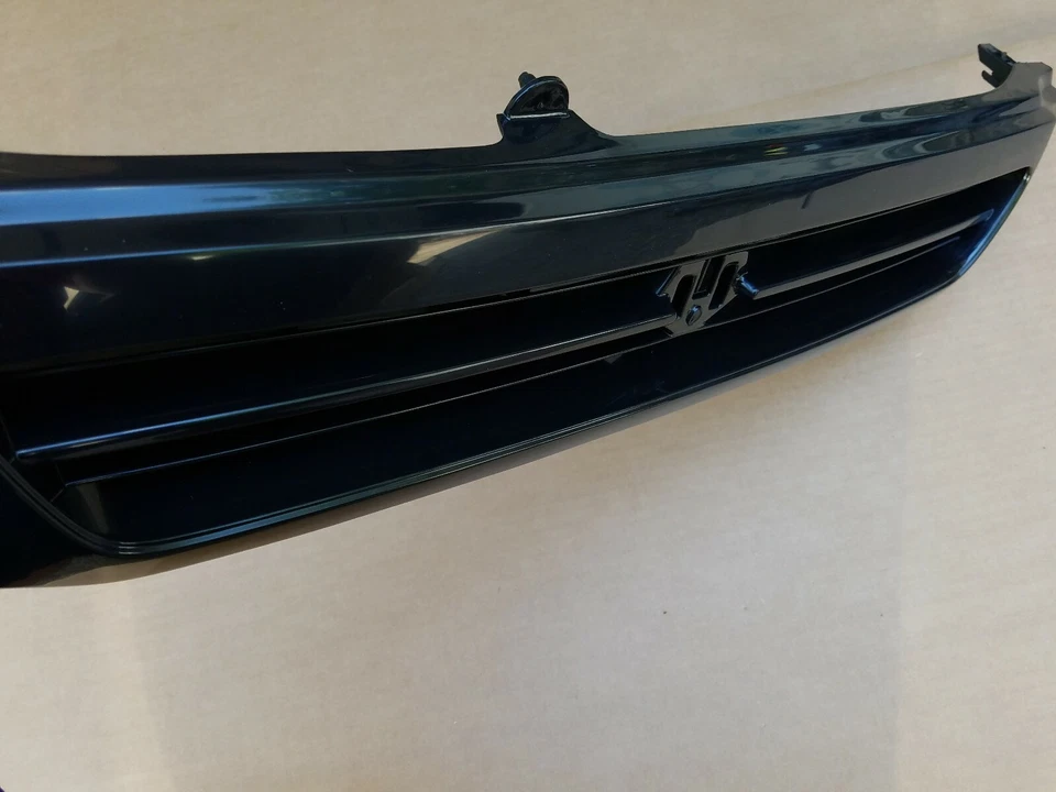 Se adapta a Toyota Tercel 1995-1997 sedán parachoques delantero parrilla superior NUEVO Foto 3 de 4