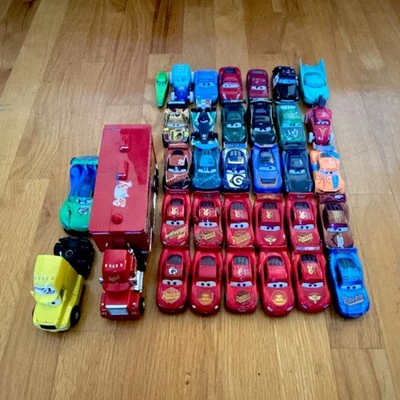 Disney Pixar Cars Druckguss Fahrzeug Lot Lightning McQueen, Mack Rust-eze Hauler - Bild 1 von 3
