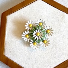 Vintage White Enamel Daisy Cluster Brooch Pin Yellow Centers Flower Bouquet
