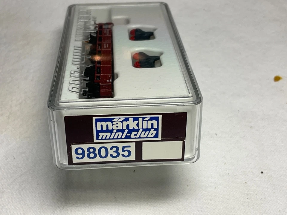 MARKKIN MINI CLUB 98035 FLAT SISDED CAR WITH 2 TRACTORS AND BRAKE MAN HOUSE. NIB - Image 2 of 2