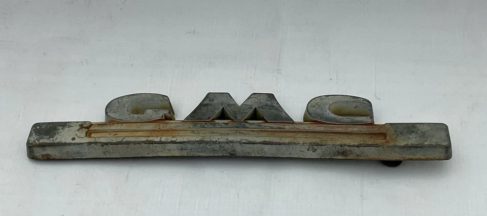 Placa de identificación de placa moldeada adorno emblema letra capó camioneta GMC 1947-1954 Foto 2 de 4