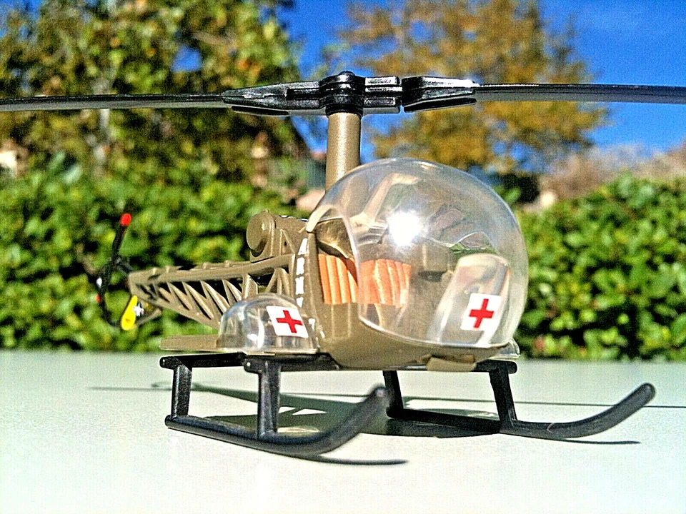 Corgi Bell H-13 Sioux US Army M.A.S.H Helicopter Fighting Machines 1:80 Scale - Image 4 of 4