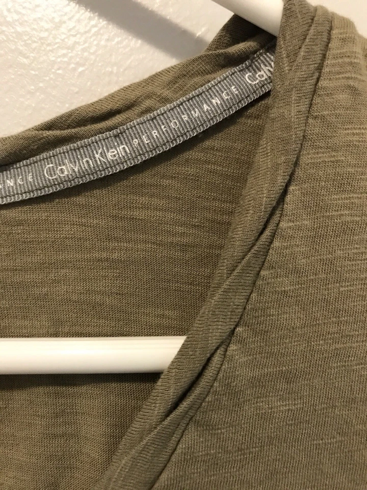 Женская футболка Calvin Klein Performance Quick Dry оливковый v-образным вырезом размер большой - Изображение 2 из 4