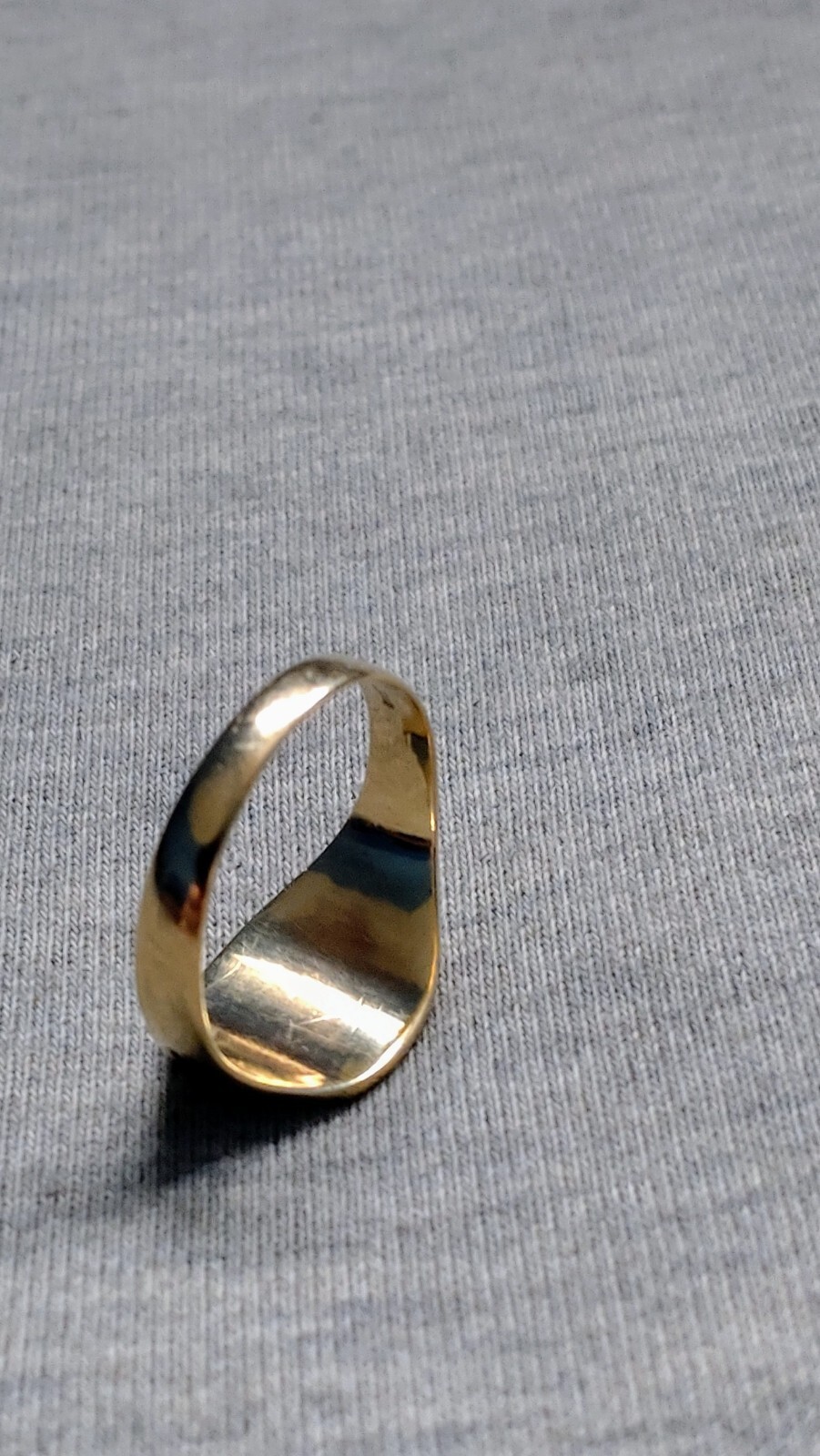 mens 9ct gold rings used size V And a half. 4.4 Gr.Hallmarked 375(Not