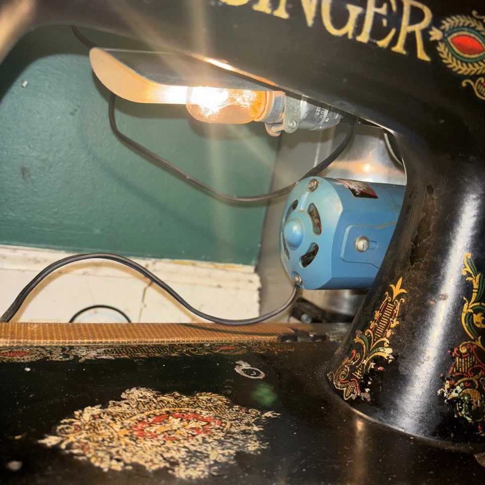 MÁQUINA DE COSER ANTIGUA CANTANTE MODELO 66 'OJO ROJO', FUNCIONA CON ESTUCHE Foto 2 de 4