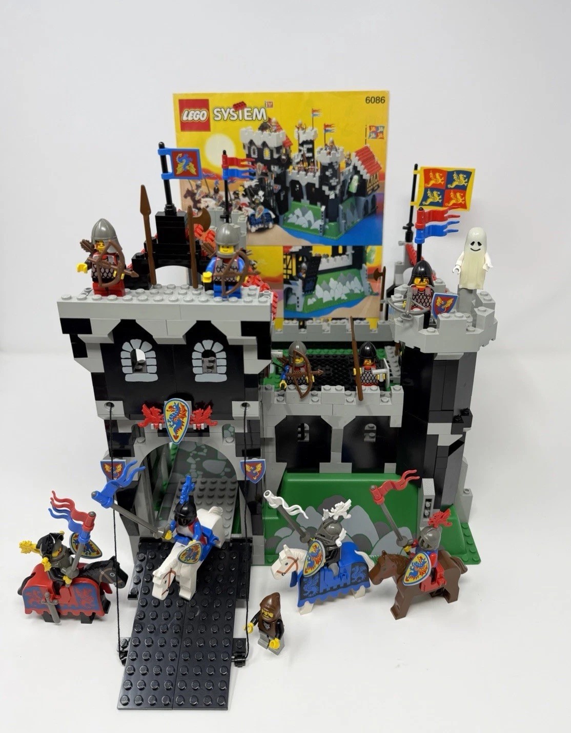 LEGO 6086 Black Knight’s Castle 1992 Authentic Vintage Manual Minifigs