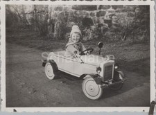 3 x Foto, Kind im Tretauto aus Blech, Schildau im Jahr 1937 (MJ-70)1029